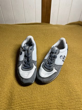 Zapatillas Scalpers grises y blancas
