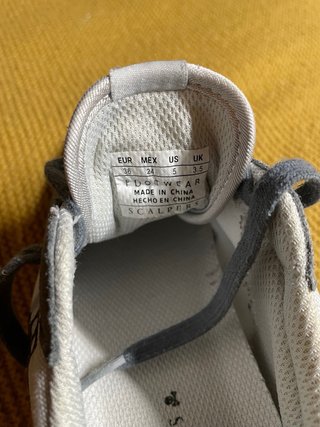 Zapatillas Scalpers grises y blancas
