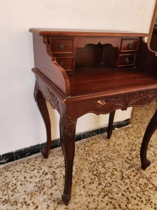 Escritorio clásico de madera