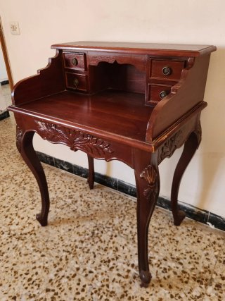 Escritorio clásico de madera