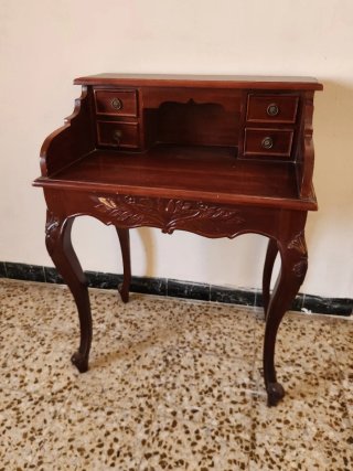 Escritorio clásico de madera