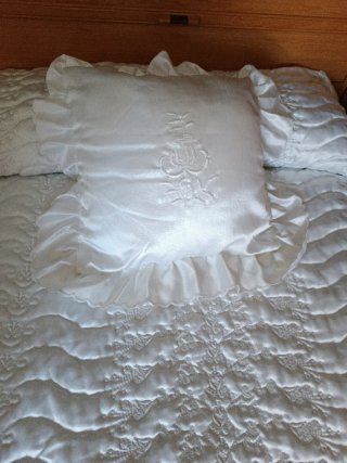 Edredón blanco con bordados