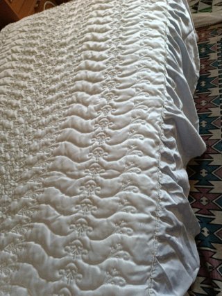 Edredón blanco con bordados
