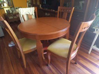 Mesa de Salón y 4 Sillas de Madera de Cerezo