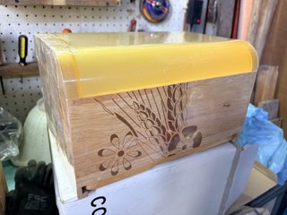 Portapane in legno e acrilico con decoro