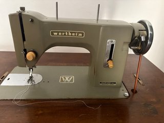 Máquina de coser Wertheim antigua