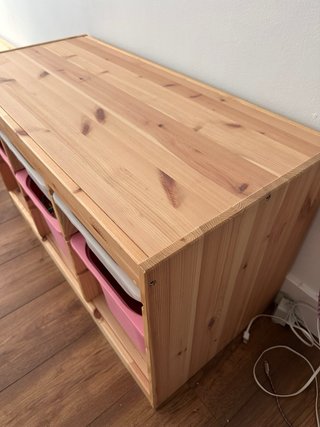 Cómoda Trofast IKEA con cajas para juguetes
