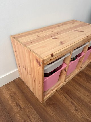 Cómoda Trofast IKEA con cajas para juguetes