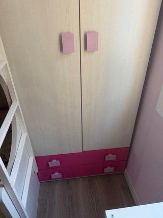 Armario juvenil puertas y tiradores rosas
