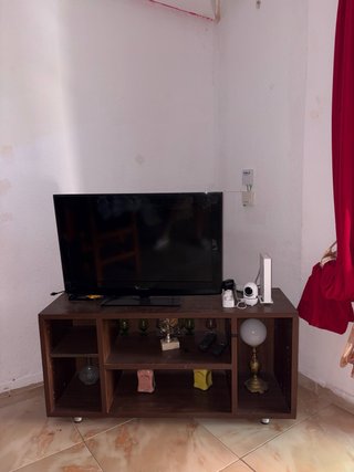 Mueble TV con TV y accesorios