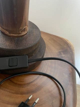 Lámpara de mesa con base de madera.