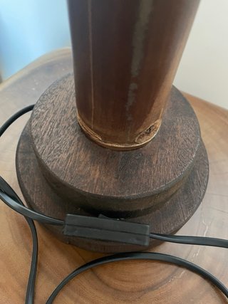 Lámpara de mesa con base de madera.