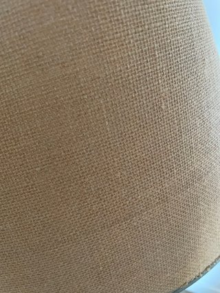 Lámpara de mesa con base de madera.