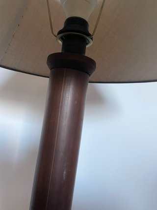 Lámpara de mesa con base de madera.