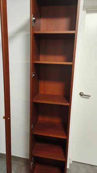 Vitrina de madera y cristal