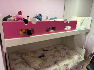 Litera infantil rosa y blanca