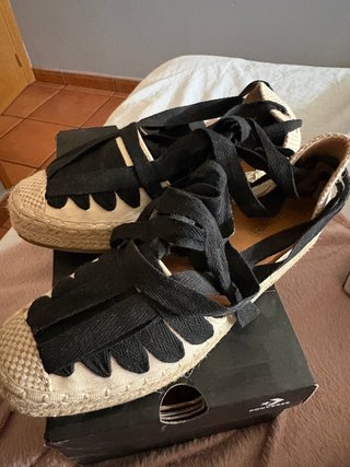 Sandalias tipo valenciana beige y negro