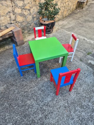 Set de Mesa y 4 Sillas Infantiles