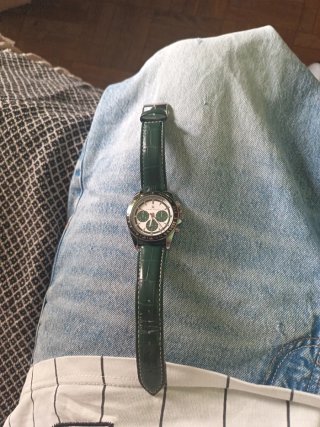 Reloj verde y plateado