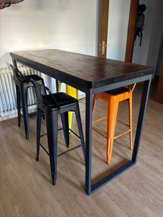 Mesa alta estilo industrial + 4 taburetes metalico