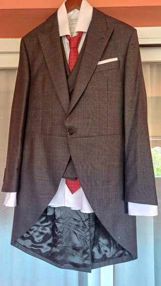 Chaqué Completo con chaleco, camisa y corbata roja
