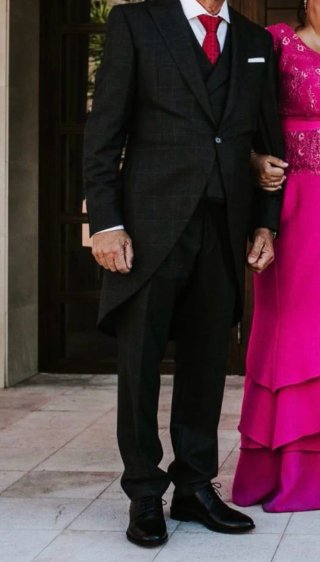 Chaqué Completo con chaleco, camisa y corbata roja