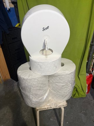 Portarrollos Scott con Papel Higiénico