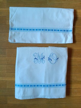 Juego de sábanas bordadas azul y blanco