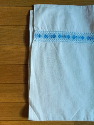 Juego de sábanas bordadas azul y blanco