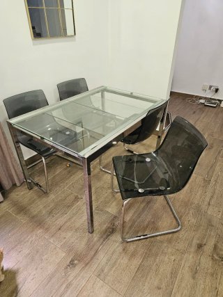 Mesa Comedor Cristal IKEA GLIVARP + 4 Sillas