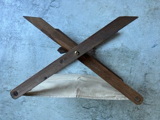 Hamaca de madera y tela para atrezzo