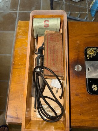 Máquina de coser Singer con mueble