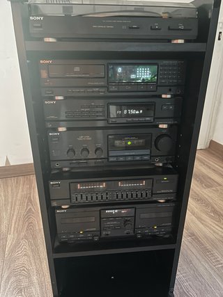 Equipo de música vintage Sony con mando y mueble