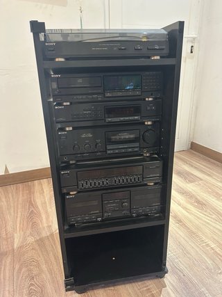 Equipo de música vintage Sony con mando y mueble