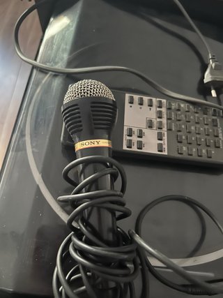 Equipo de música vintage Sony con mando y mueble