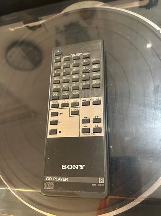 Equipo de música vintage Sony con mando y mueble