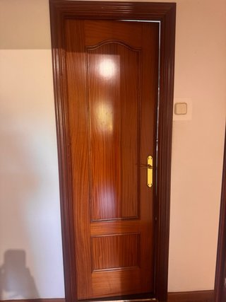 5 Puertas de Madera Oscura