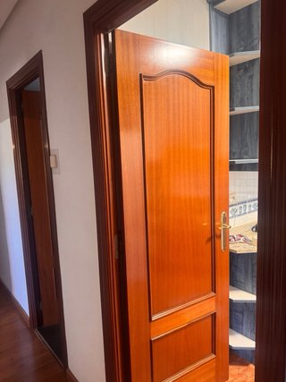 5 Puertas de Madera Oscura