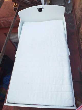 Cama de transición infantil blanca