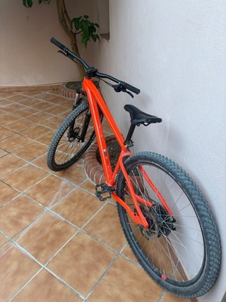 Bicicleta de montaña naranja