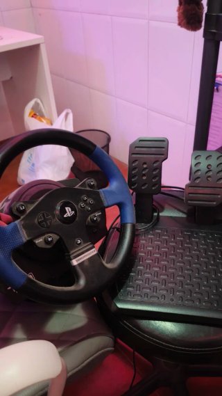 Volante y Pedales Thrustmaster T150