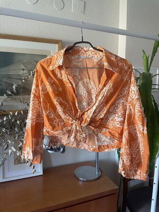 Blusa veraniega naranja con nudo