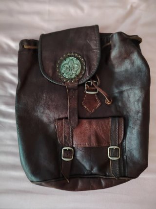Mochila de Cuero con Flor de Lis