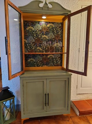 Vitrina de madera y cristal