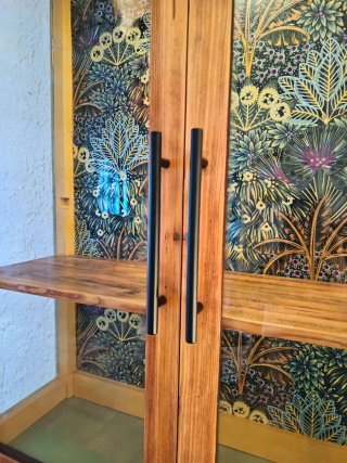 Vitrina de madera y cristal