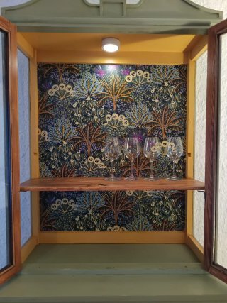 Vitrina de madera y cristal
