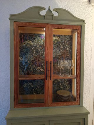 Vitrina de madera y cristal