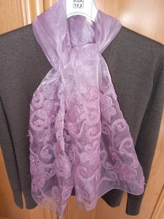 Pañuelo gasa abalorios rosa y morado