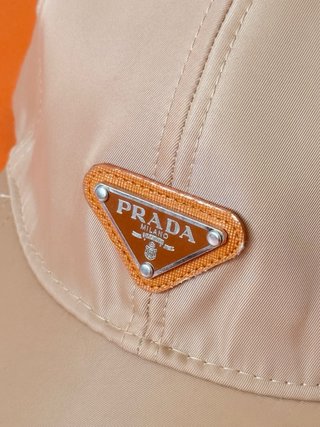 Prada Gorra de Nylon Beige