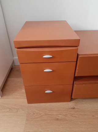 Mesilla y dos cajoneras de madera